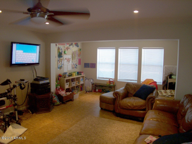 4642 East Granada Road Phoenix, AZ 85008 - Photo 3 of 15 LIVING ROOM