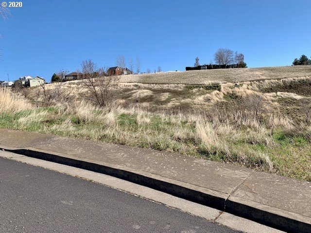 706 Northwest 3rd Drive Pendleton, OR 97801 - Photo 4 of 10 a view of a road with an ocean view