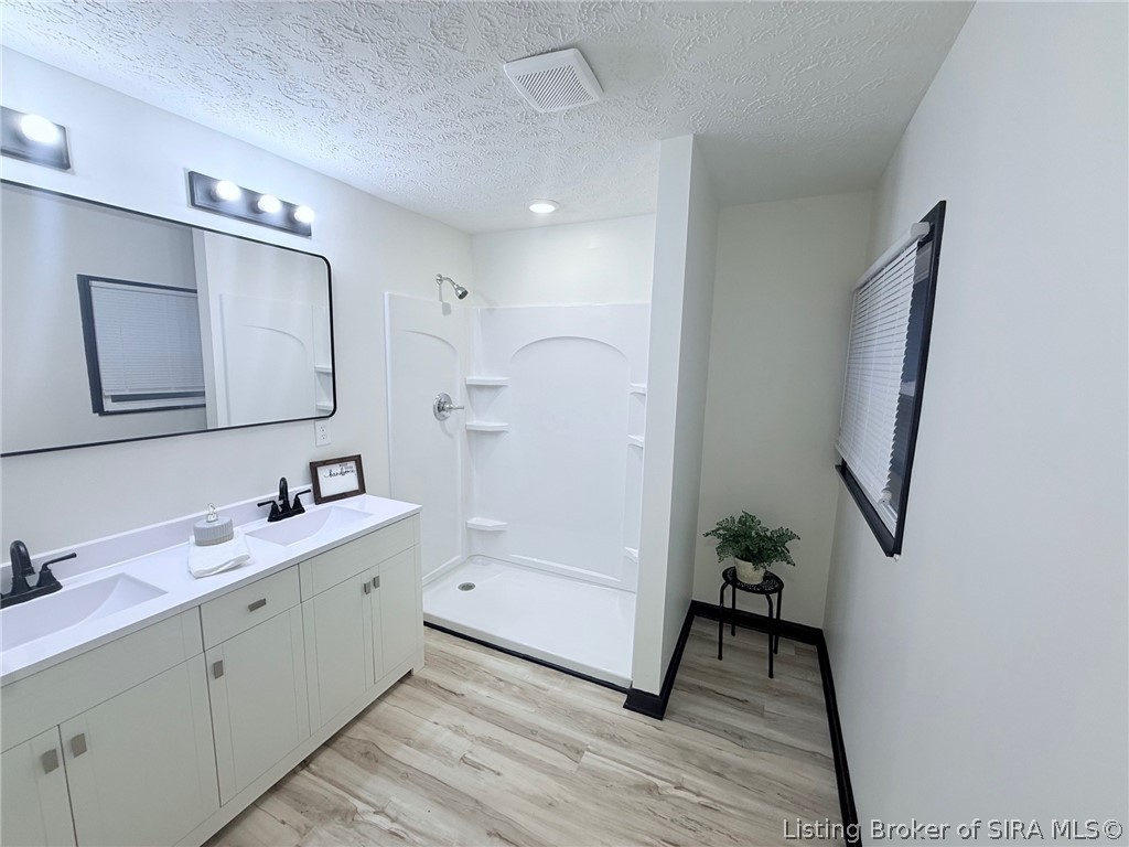 4720 Grant Line Road New Albany, IN 47150 - Photo 18 of 47 full bath of main bedroom