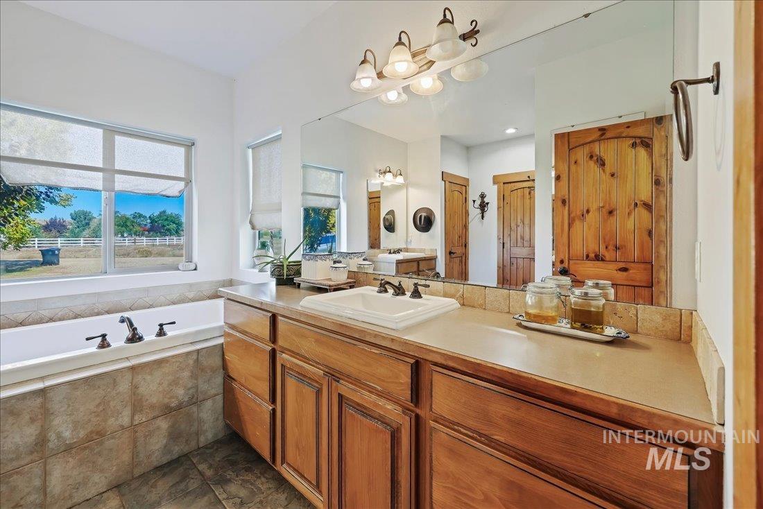 7639 Elko Lane Middleton, ID 83644 - Photo 23 of 47 Full bath with vanity, a garden tub, and a closet