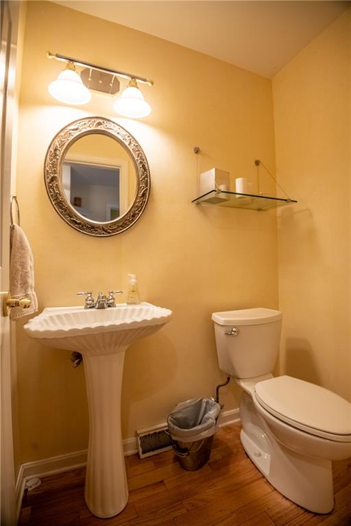 655 Tanglewood Road Hermitage, PA 16148 - Photo 15 of 20 a bathroom with a toilet a sink and a mirror