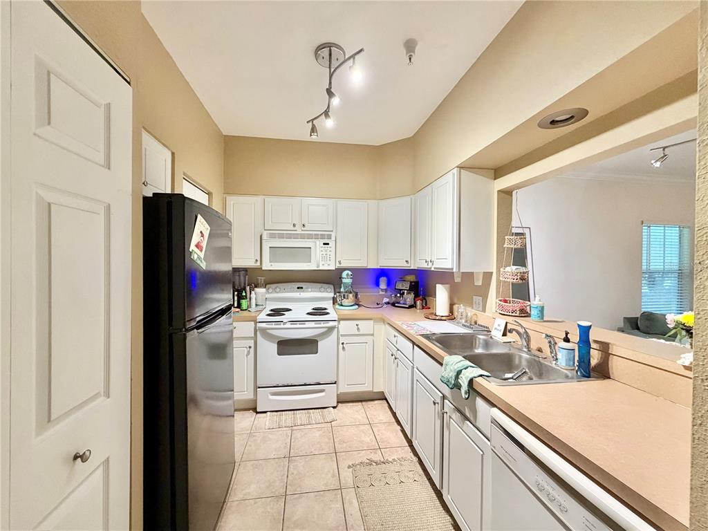 9177 Southwest 52nd Road, Unit 203 Gainesville, FL 32608 - Photo 5 of 27 Gallery Image 5