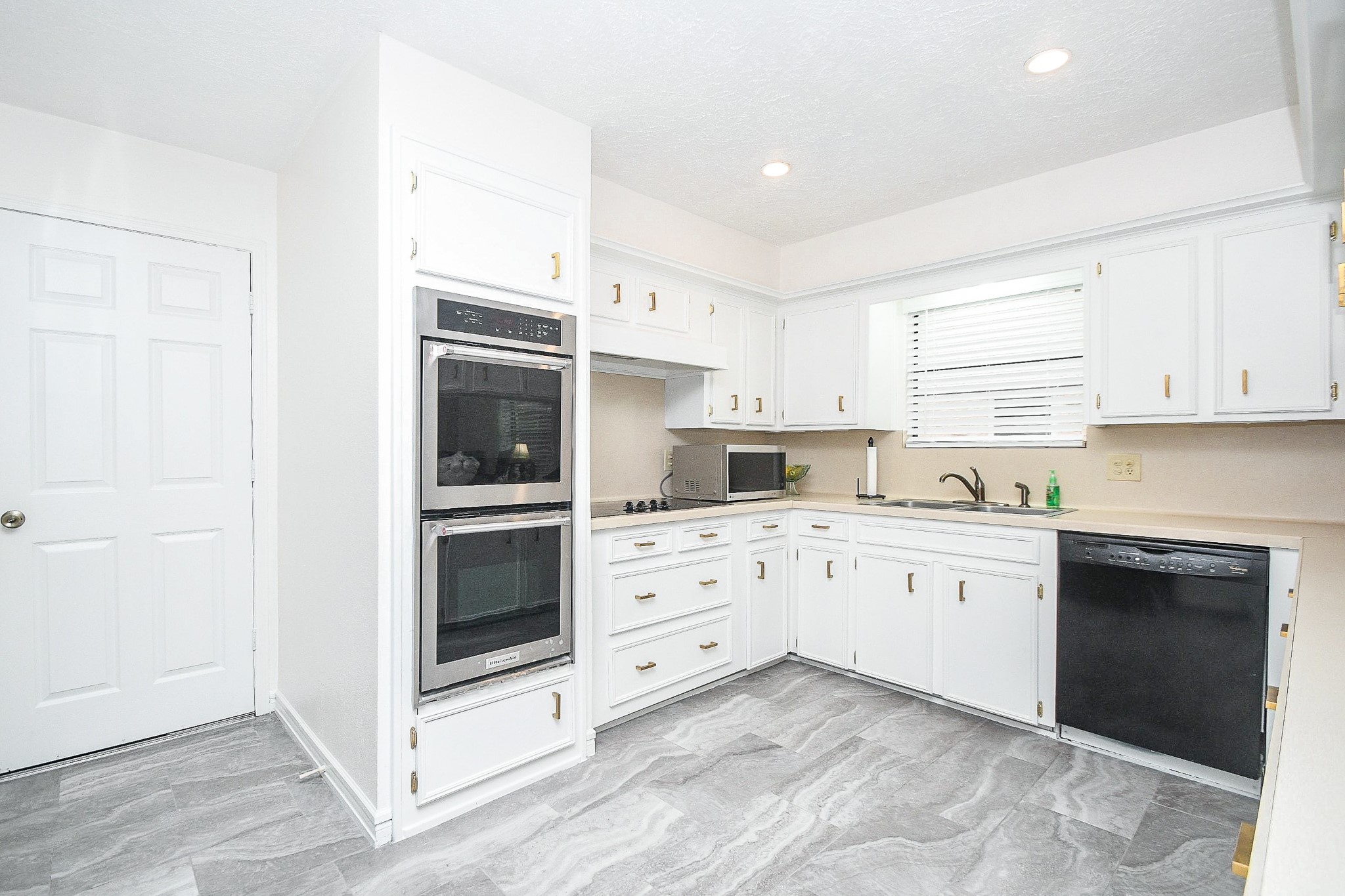 11635 Sagevale Lane Houston, TX 77089 - Photo 10 of 32 There just seems to be something about a primarily white kitchen that invites and relaxes, especially when it looks like this one! Tons of cabinet storage, up and down, is everywhere you need it to be. Granite? counters are complemented by the earth toned backsplash and durable flooring. Dual wall ovens are always convenient.