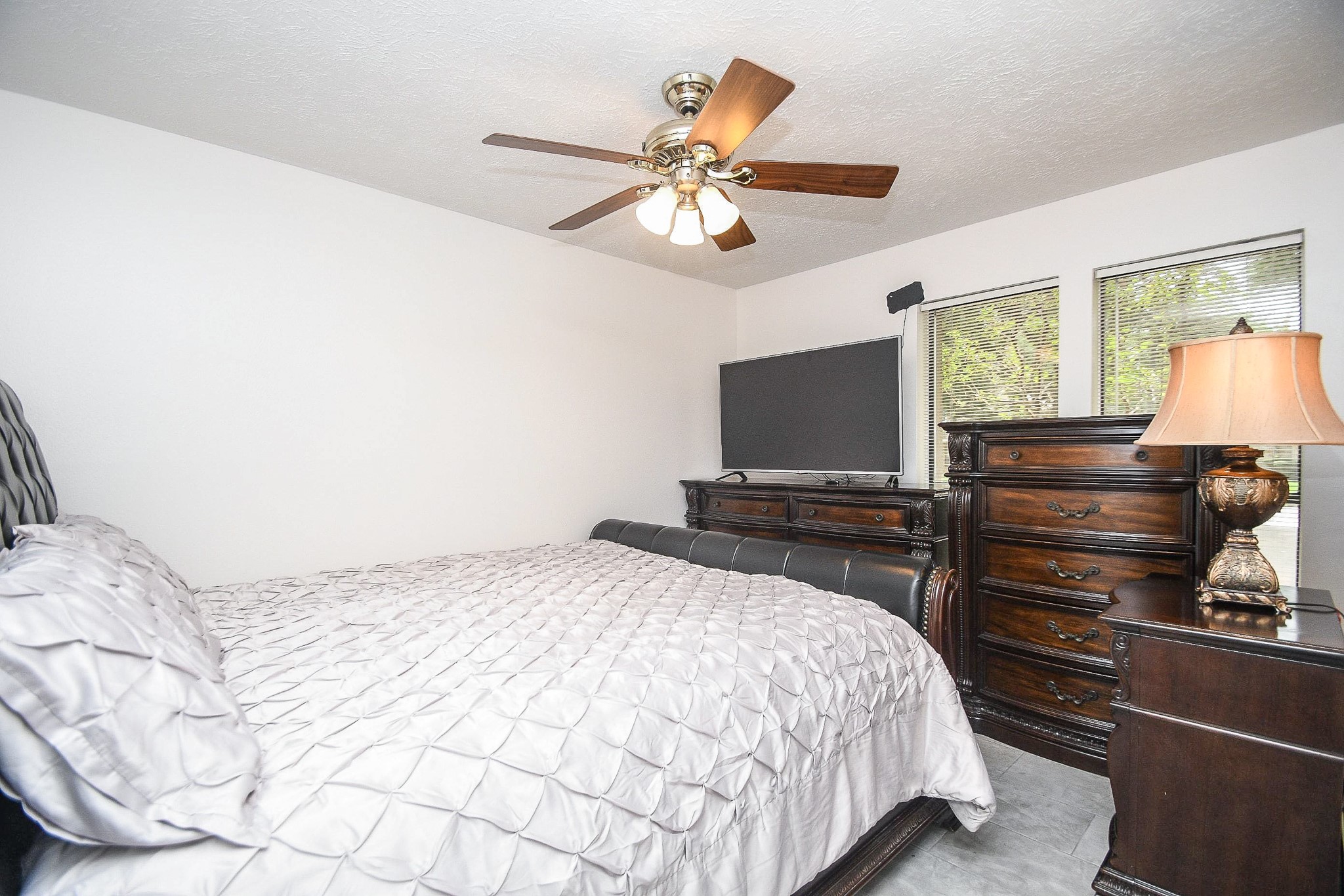 11635 Sagevale Lane Houston, TX 77089 - Photo 23 of 32 This could be your primary suite ?, with nice room for special pieces and good natural light.