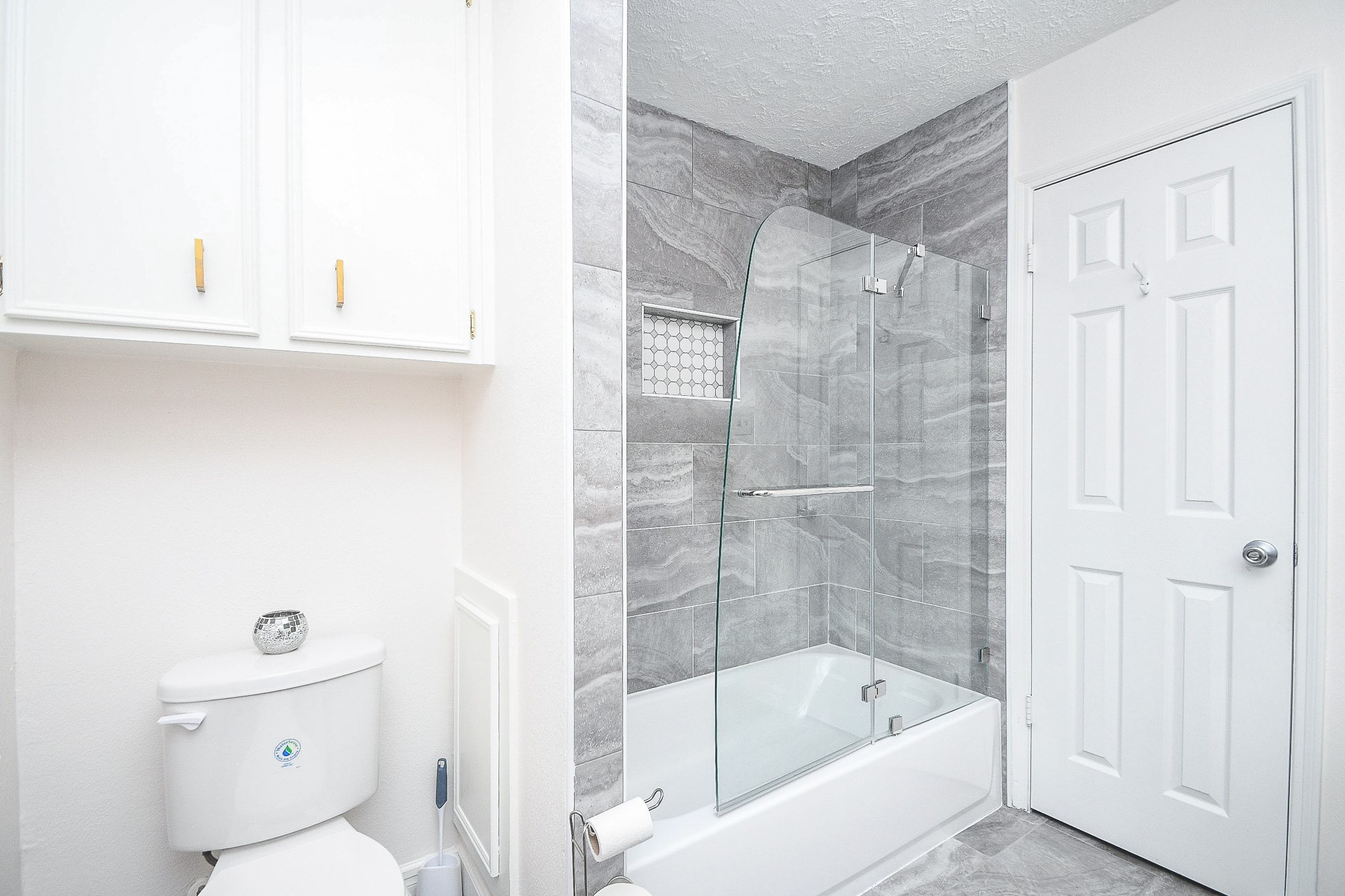 11635 Sagevale Lane Houston, TX 77089 - Photo 25 of 32 This contemporary bath/shower treatment is attractive and practical.