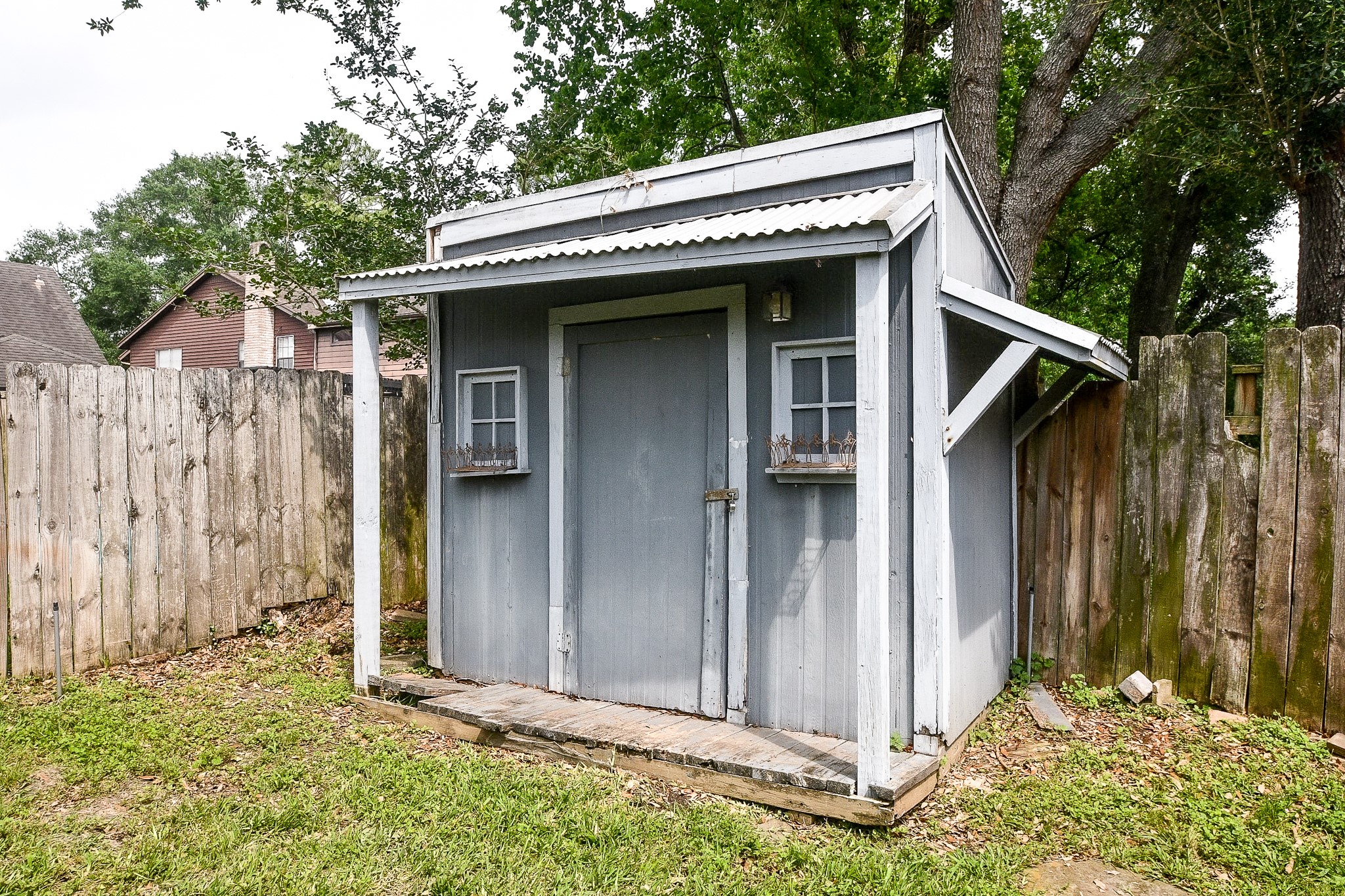 11635 Sagevale Lane Houston, TX 77089 - Photo 30 of 32 This quaint little gardens shed invites all the yard gear you need.