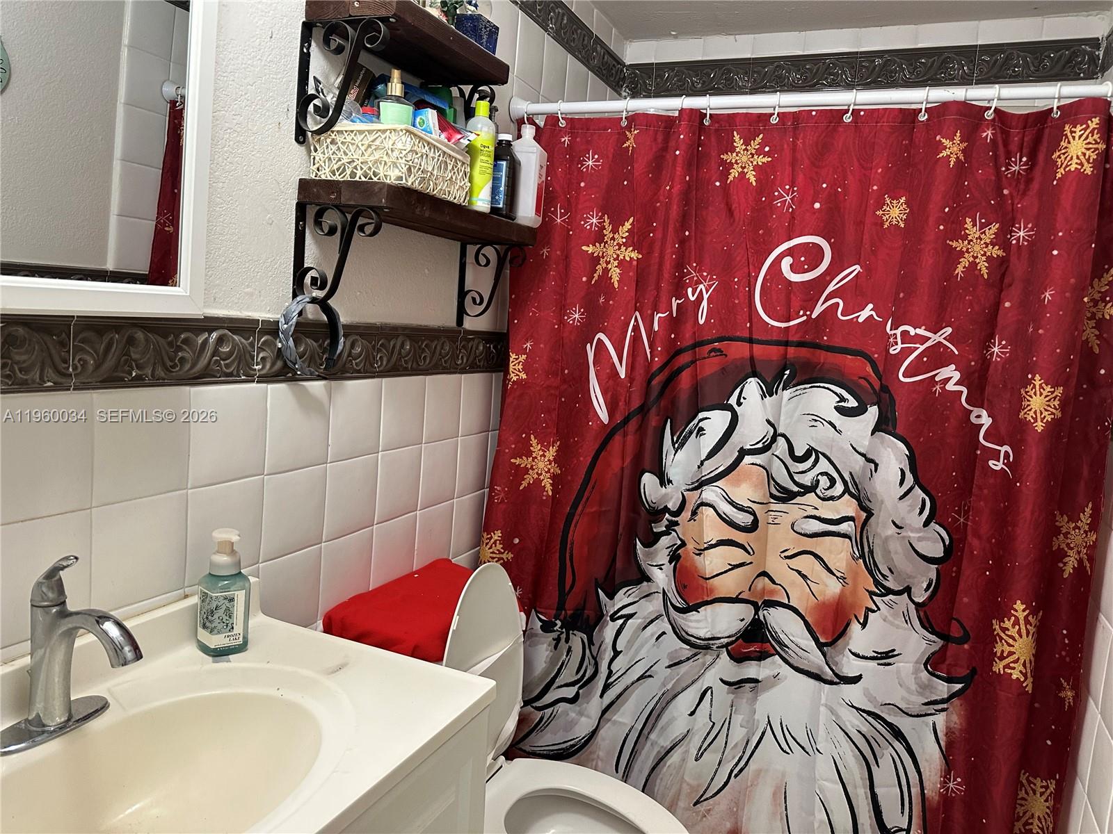 212 Ballard Road Avon Park, FL 33825 - Photo 19 of 61 a bathroom with a sink and a mirror