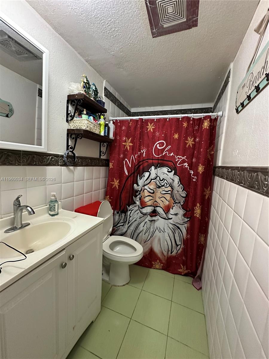 212 Ballard Road Avon Park, FL 33825 - Photo 22 of 61 a bathroom with a sink and mirror with toilet