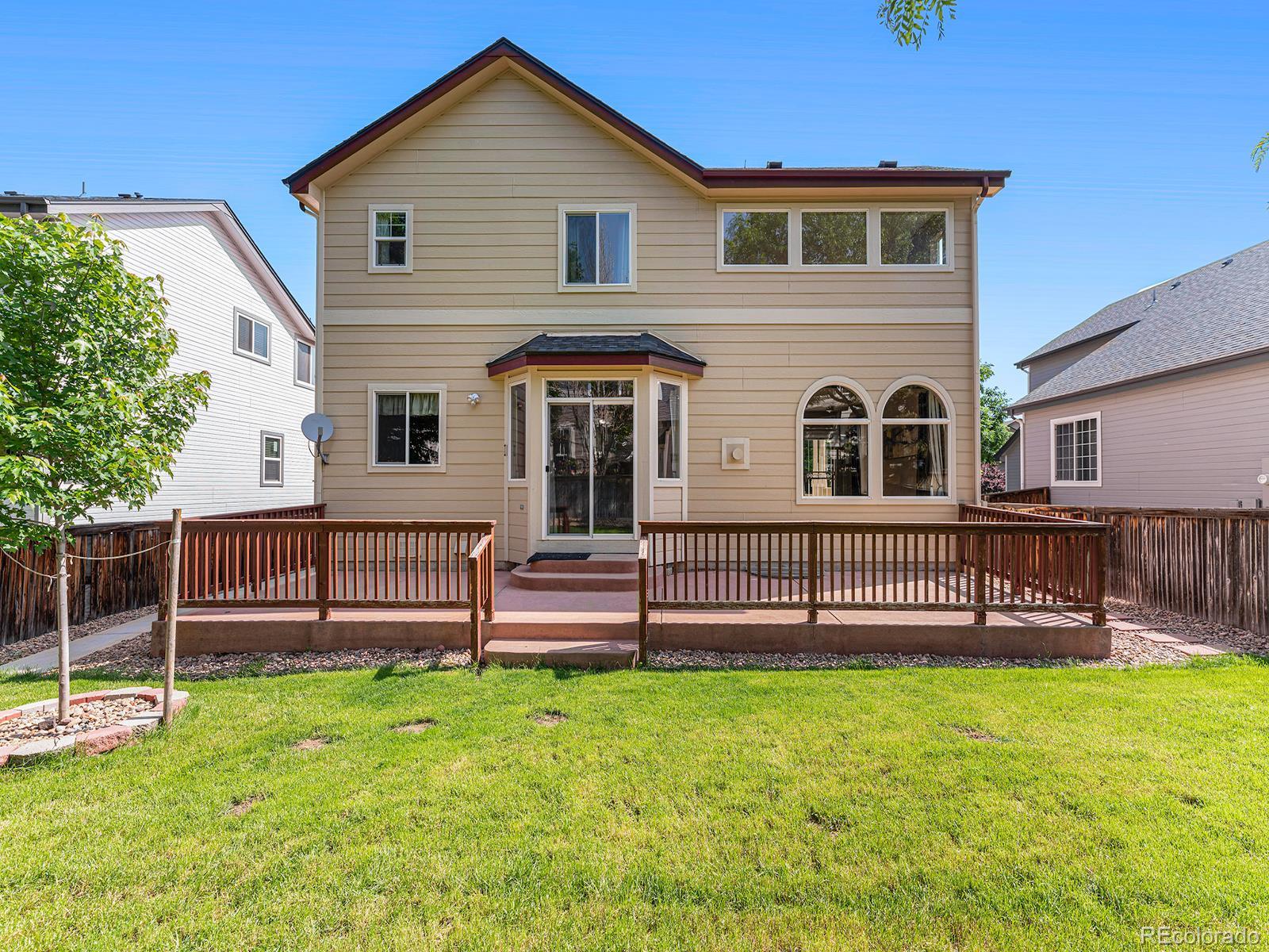 9911 Sylvestor Road Highlands Ranch, CO 80129 - Photo 28 of 31 a front view of a house with a garden
