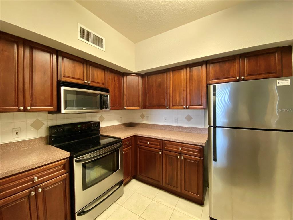 823 Camargo Way, Unit 302 Altamonte Springs, FL 32714 - Photo 8 of 19 a kitchen with a refrigerator stove and microwave