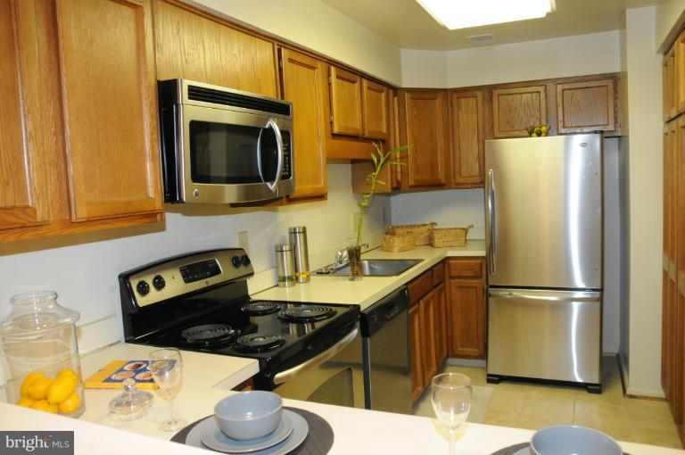 10714 Kings Riding Way, Unit 10121 Rockville, MD 20852 - Photo 3 of 12 Kitchen
