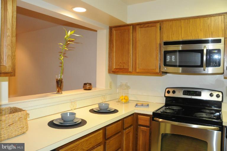 10714 Kings Riding Way, Unit 10121 Rockville, MD 20852 - Photo 8 of 12 Kitchen