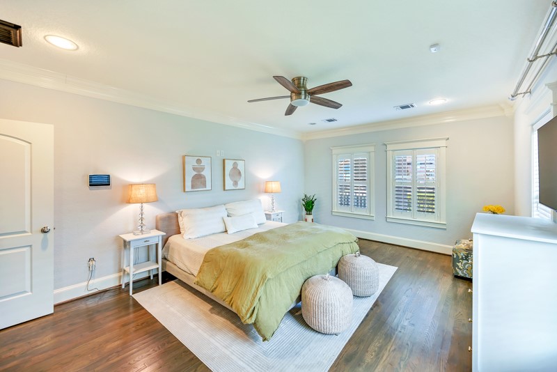 1122 East 23rd Street Houston, TX 77009 - Photo 10 of 23 Generously sized primary suite with serene natural light and a well-appointed en-suite bathroom.