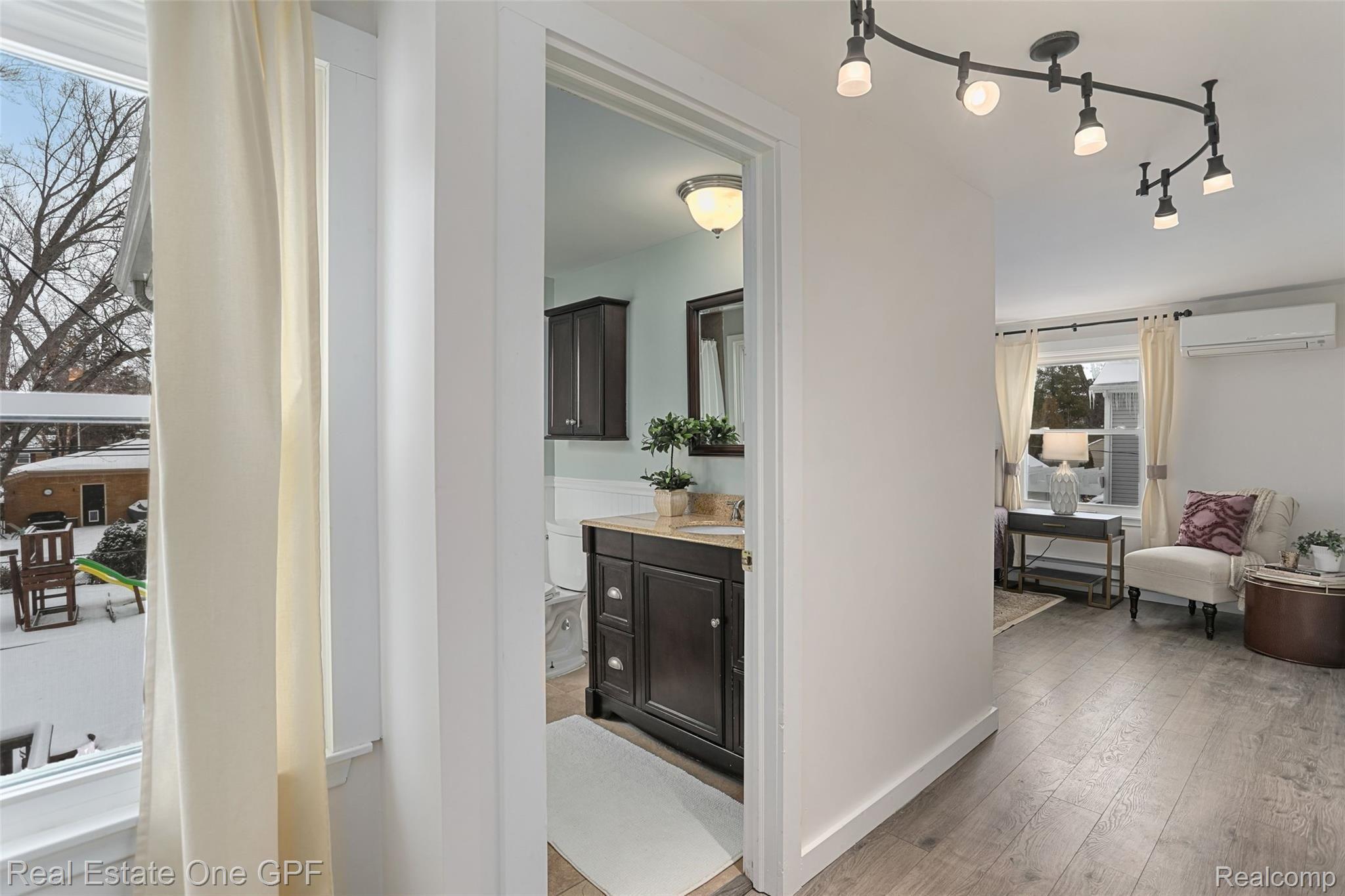 1094 Roslyn Road Grosse Pointe, MI 48236 - Photo 17 of 41 1094 Roslyn Road, Grosse Pointe Woods - 16.jpg