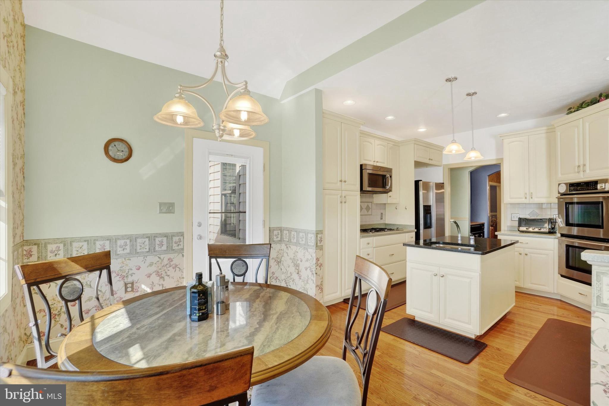 639 Chestnut Hill Road York, PA 17402 - Photo 11 of 56 Eat-in Kitchen with Deck Access