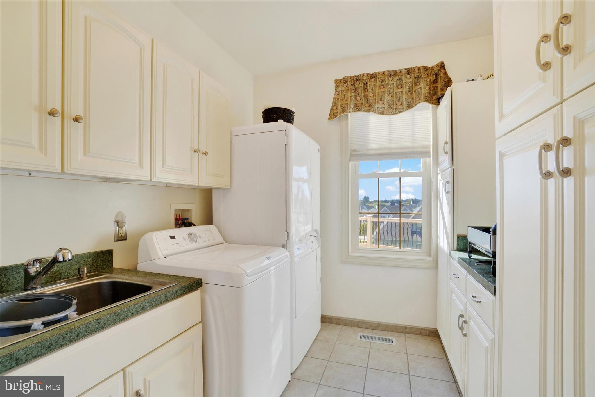 639 Chestnut Hill Road York, PA 17402 - Photo 19 of 56 1st Flr Laundry Room with Built-ins & Sink