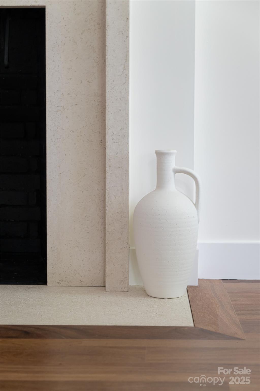 5 Holly Hill Road Asheville, NC 28803 - Photo 10 of 33 a close up of a lamp