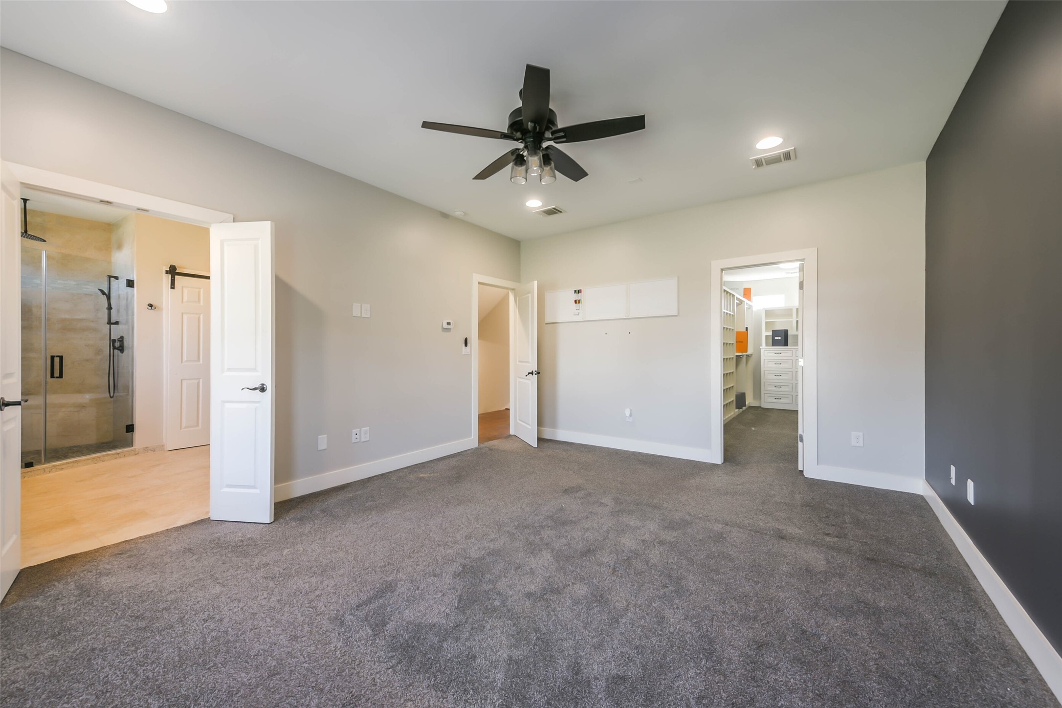 2422 Hadley Street Houston, TX 77004 - Photo 32 of 50 an empty room with closet and a ceiling fan