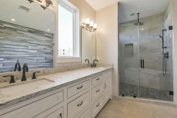 $3,200 | 2422 Hadley Street, Houston, TX 77004
