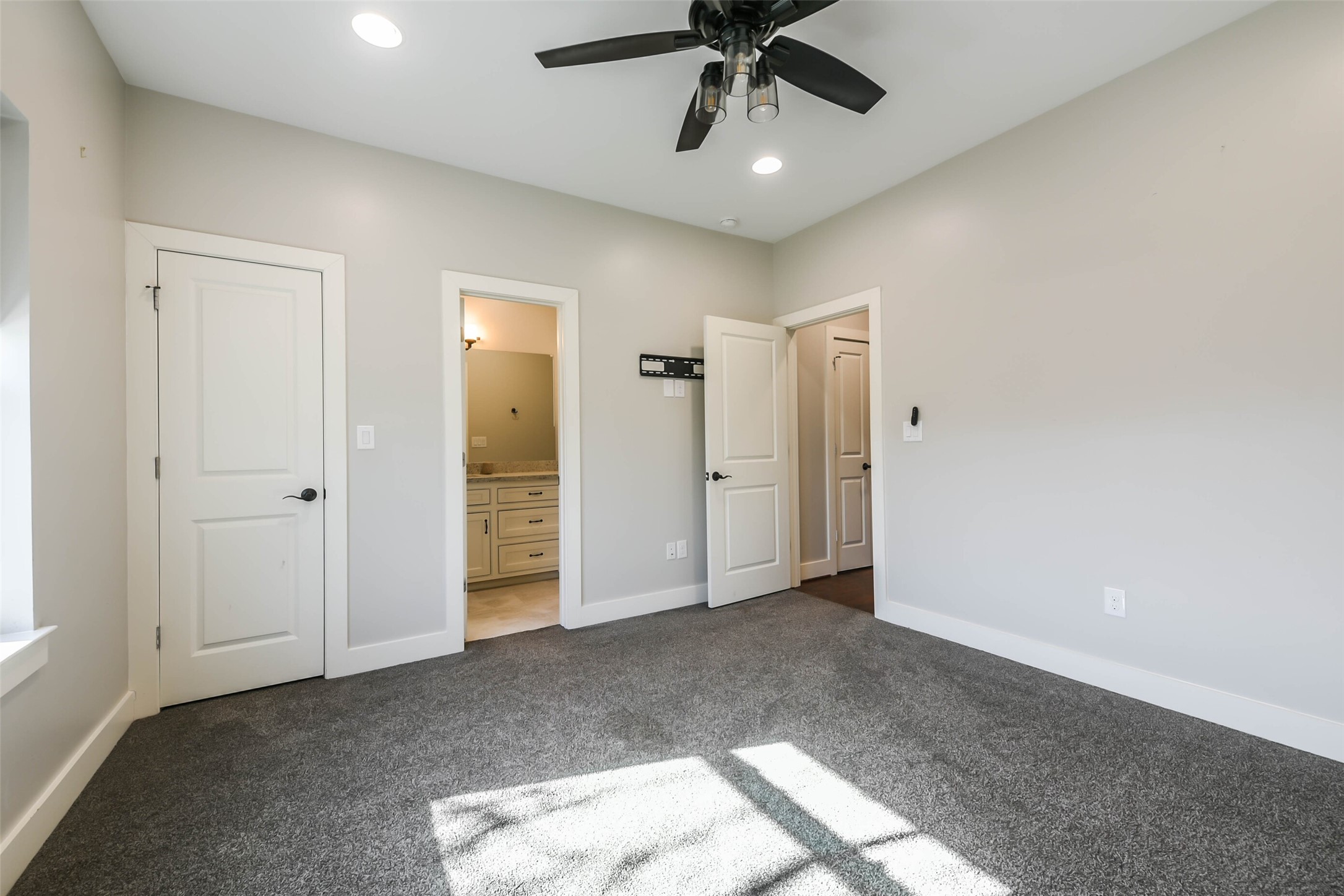 2422 Hadley Street Houston, TX 77004 - Photo 41 of 50 an empty room with closet and a ceiling fan