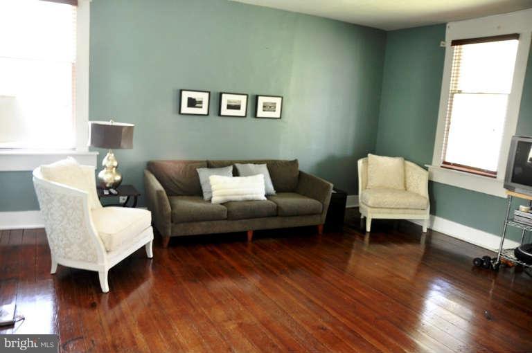 1708 Mansion Ridge Road Annapolis, MD 21401 - Photo 21 of 30 a living room with furniture and a wooden floor