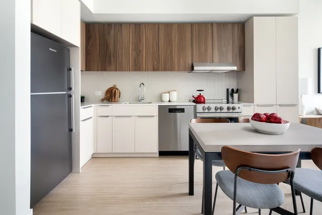 $3,323 | 30-77 Vernon Boulevard, Unit 406S | Astoria