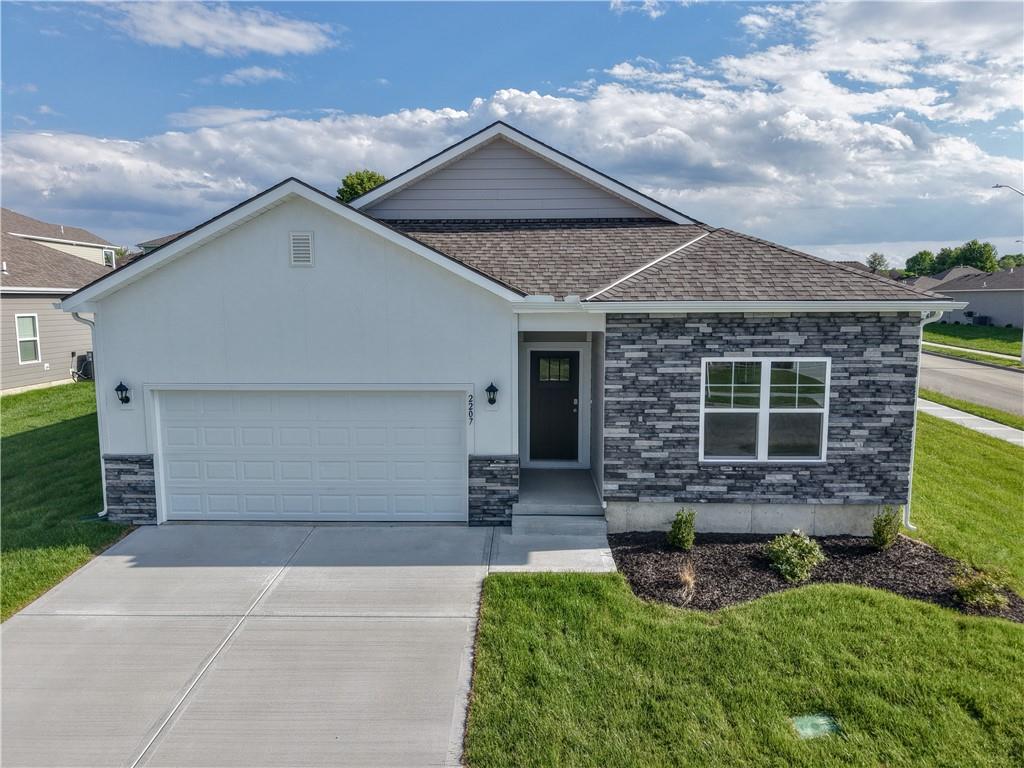 2207 Creek View Lane Raymore, MO 64083 - Photo 2 of 19