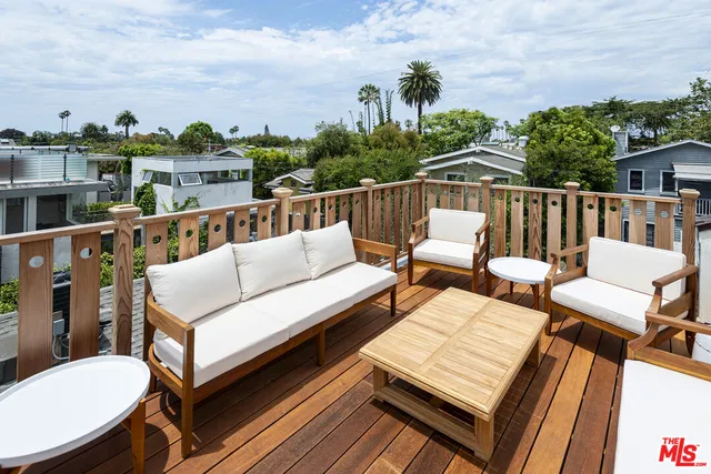 a view of livingroom with furniture and ceiling fan