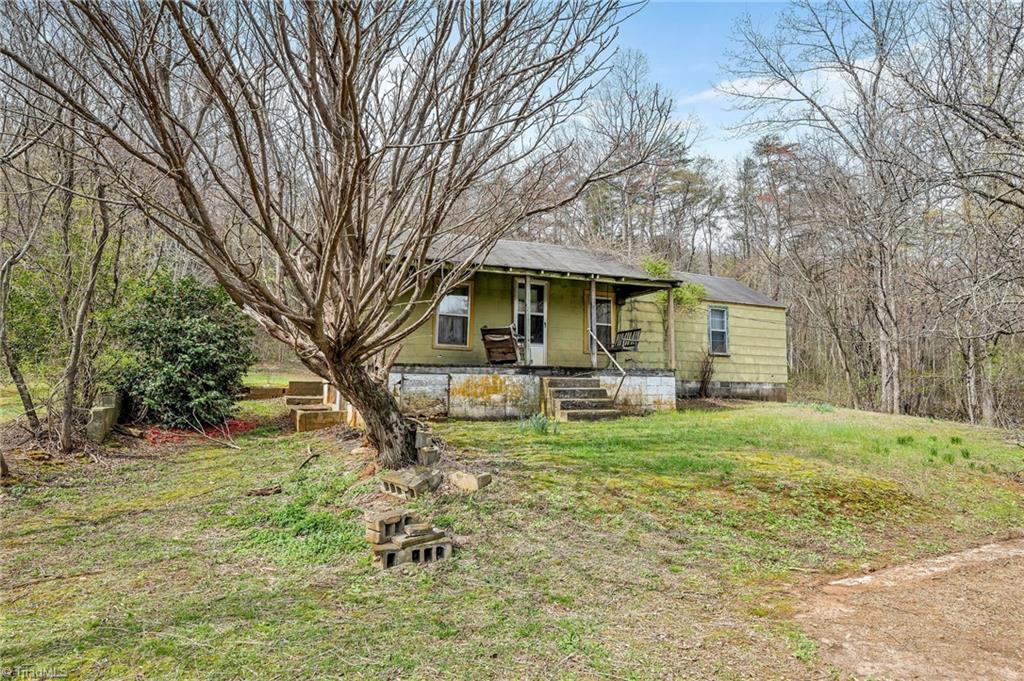 153 Pineway Lane Thurmond, NC 28683 - Photo 2 of 12