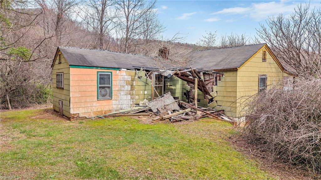 153 Pineway Lane Thurmond, NC 28683 - Photo 3 of 12