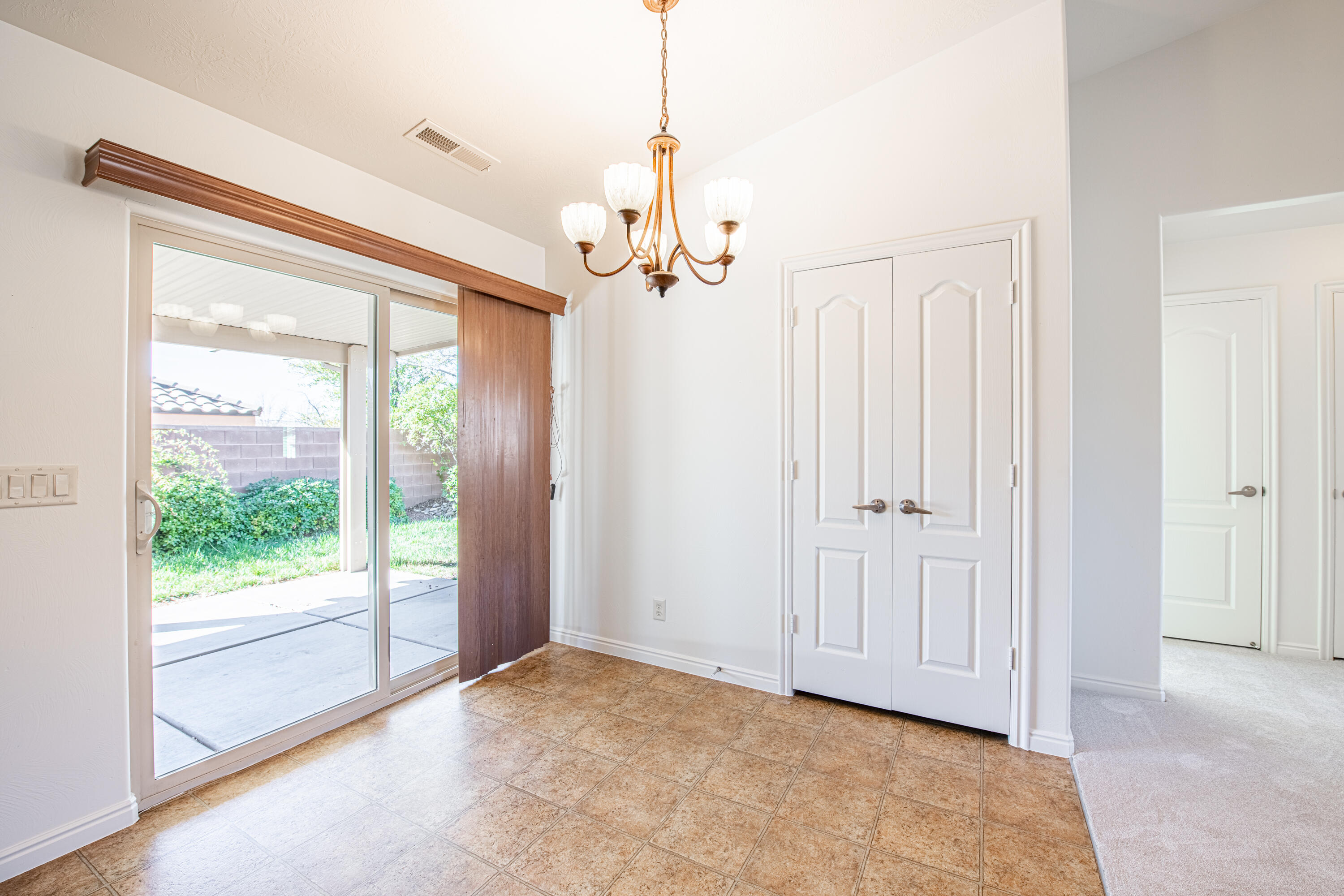2183 West 1270 North St. George, UT 84770 - Photo 9 of 23 nook/dining