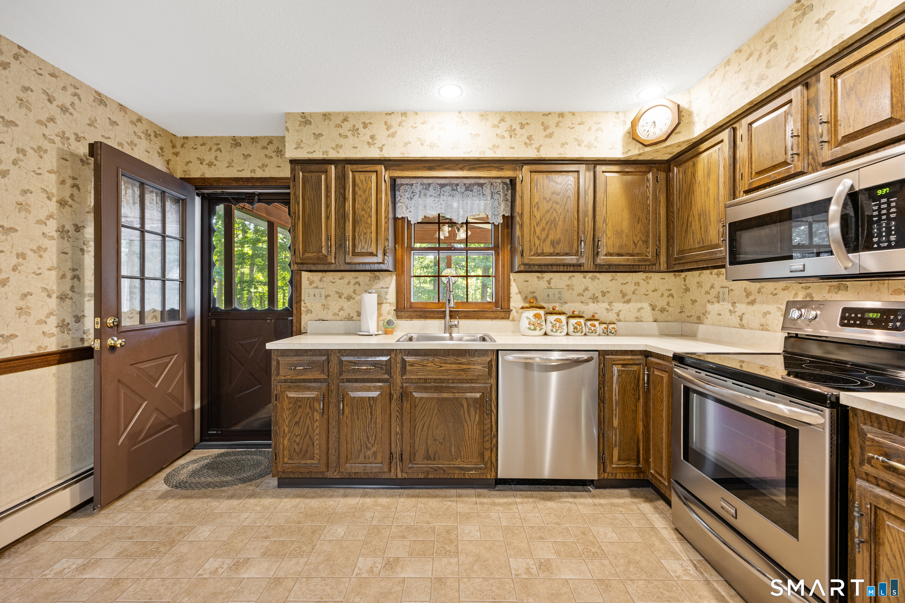 163 Sentinel Hill Road North Haven, CT 06473 - Photo 5 of 40