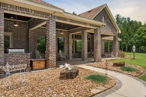 a view of a house with backyard and porch