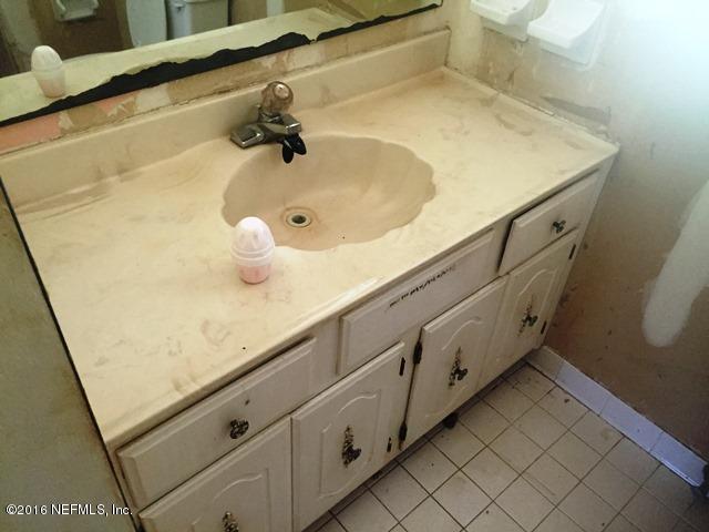 4155 Pinto Road Middleburg, FL 32068 - Photo 13 of 38 a bathroom with a sink and vanity