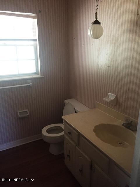 4155 Pinto Road Middleburg, FL 32068 - Photo 22 of 38 a bathroom with a sink a toilet and a window