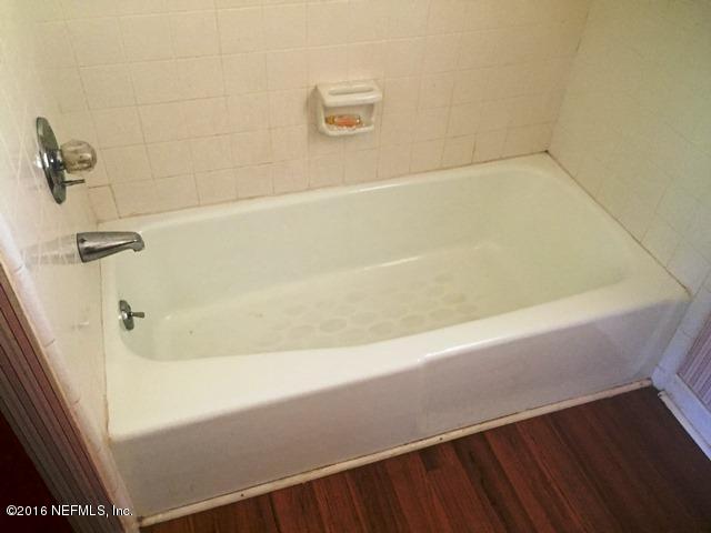 4155 Pinto Road Middleburg, FL 32068 - Photo 24 of 38 a bathroom with a bathtub