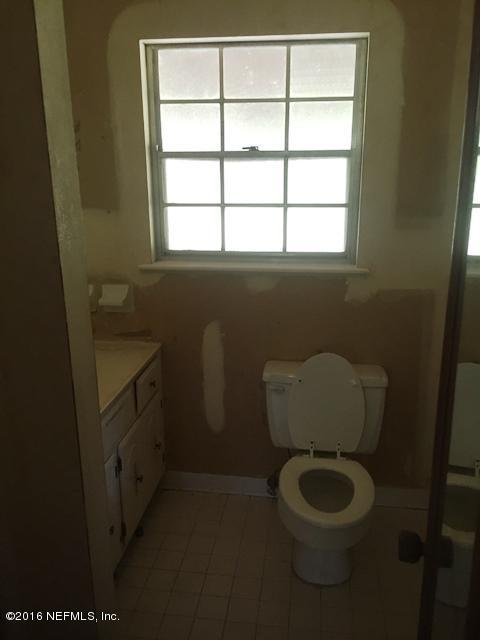 4155 Pinto Road Middleburg, FL 32068 - Photo 9 of 38 a bathroom with a toilet a sink and a window