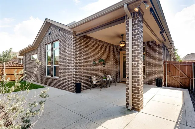 $589,000 | 437 Middleton Drive, Roanoke, TX 76262