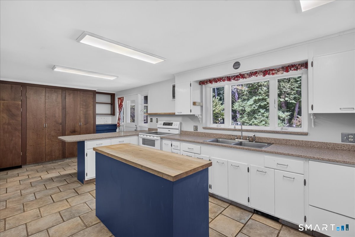 333 Mansfield Road North Haven, CT 06473 - Photo 9 of 40 Gallery Image 9