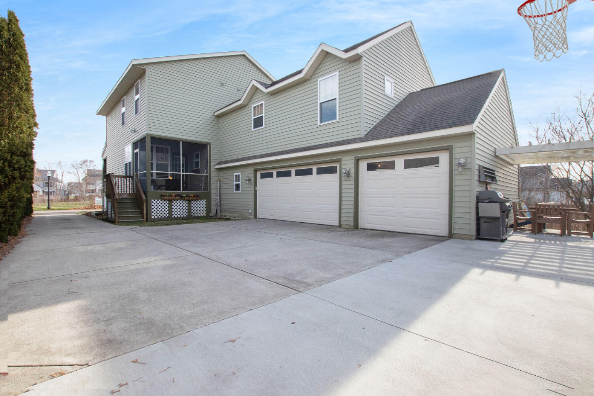 1086 Keystone Road Holland, MI 49423 - Photo 4 of 40 3 stall garage