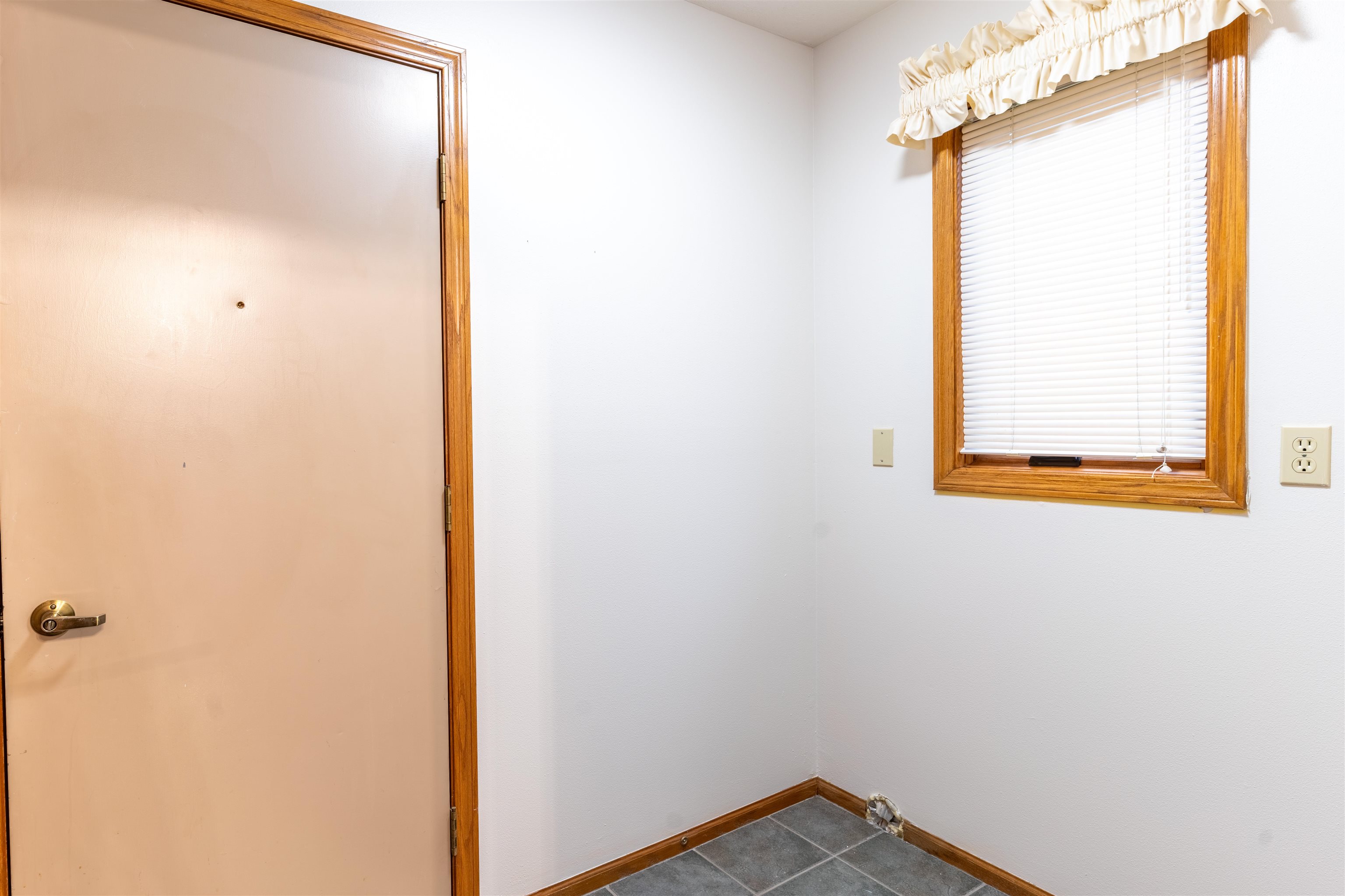 5269 Windsor Road Loves Park, IL 61111 - Photo 22 of 32 a small space with a window