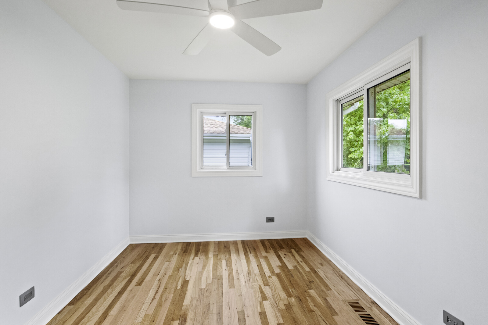 580 Geronimo Street Hoffman Estates, IL 60169 - Photo 15 of 28 an empty room with a window