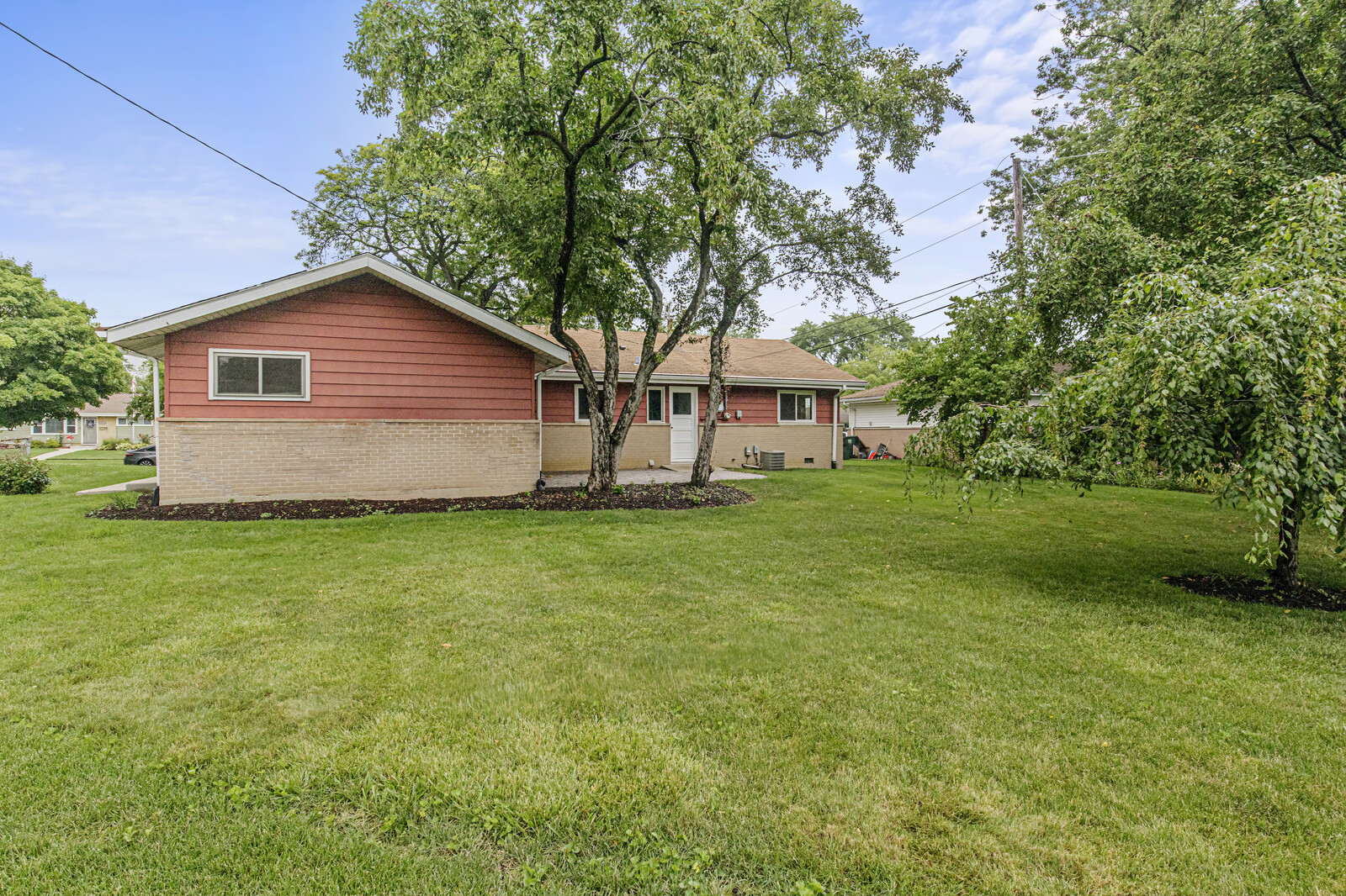 580 Geronimo Street Hoffman Estates, IL 60169 - Photo 24 of 28 a house view with garden space