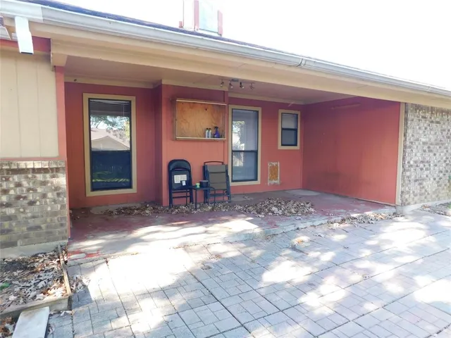 a view of back yard of the house