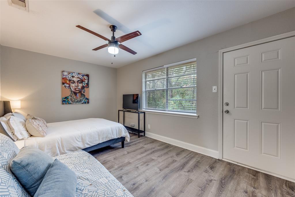 1222-1224 West Hunt Street, Unit 1222 Sherman, TX 75092 - Photo 16 of 23 a bedroom with a large bed and a window