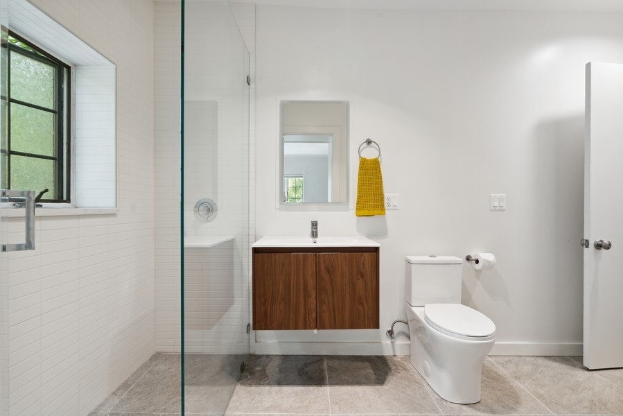 1116 East 48th Street Chicago, IL 60615 - Photo 16 of 25 a bathroom with a toilet a sink and mirror