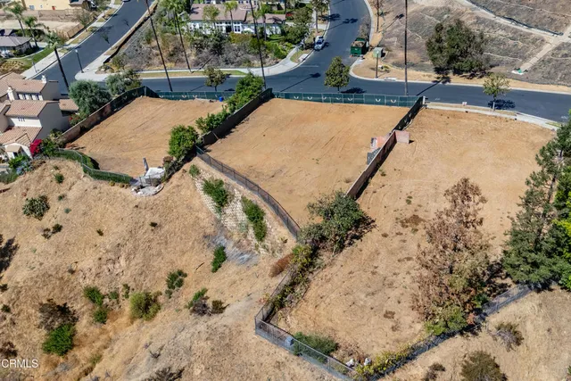 a view of a backyard of the house