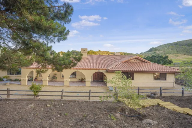 a view of a garden with lawn chairs