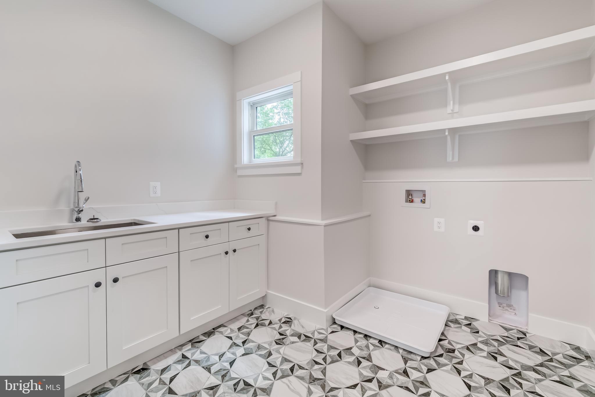506 Kingsley Road Southwest Vienna, VA 22180 - Photo 105 of 150 a bathroom with a sink toilet and vanity