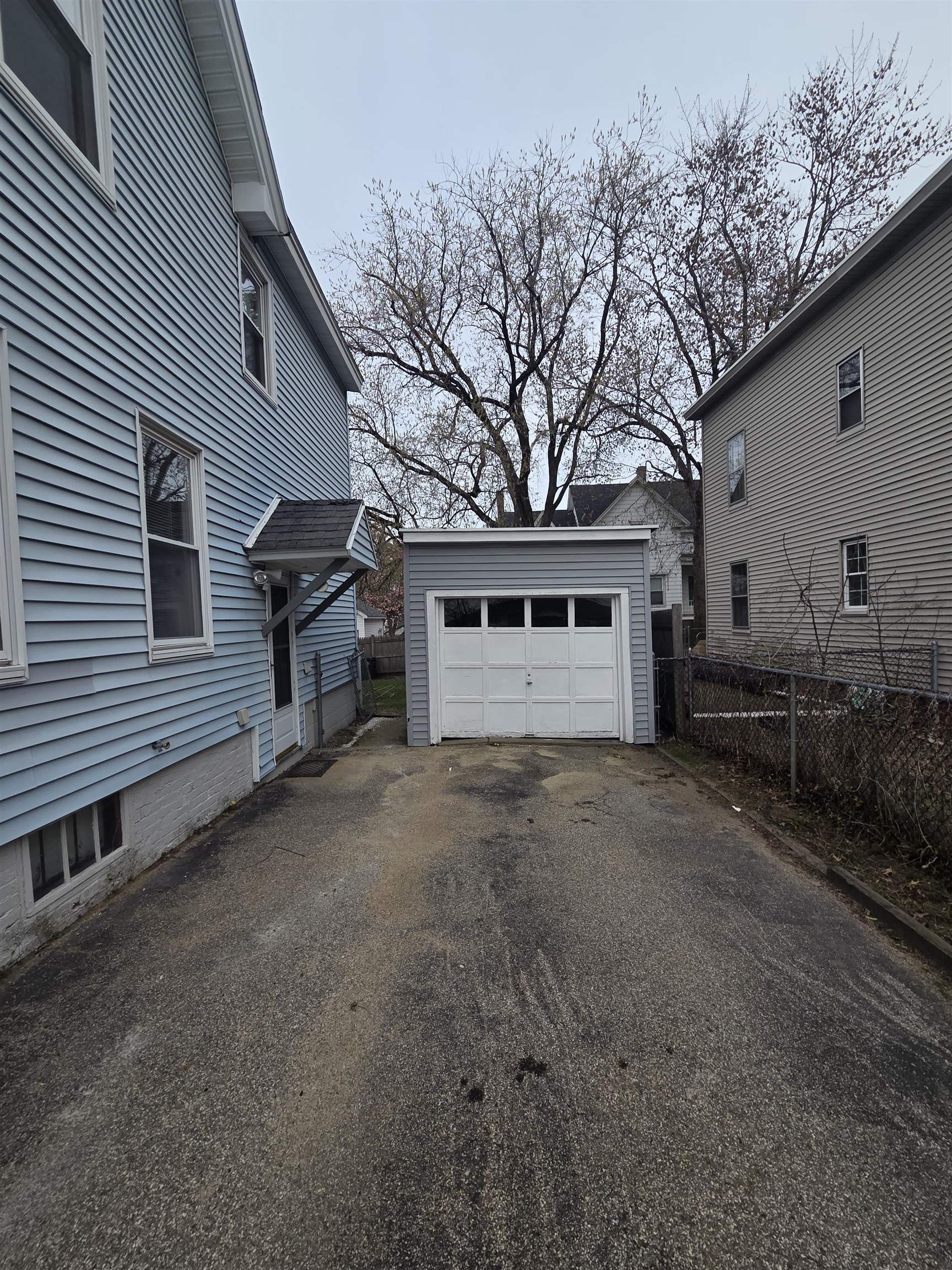 427 Wilson Street Manchester, NH 03103 - Photo 3 of 49